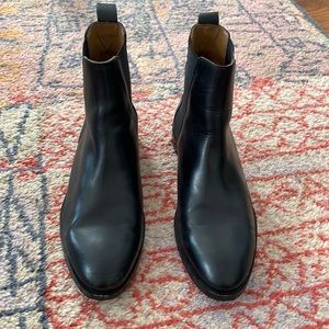 Everlane davos gomma leather Chelsea Boot. Black, 1 inch heel.
